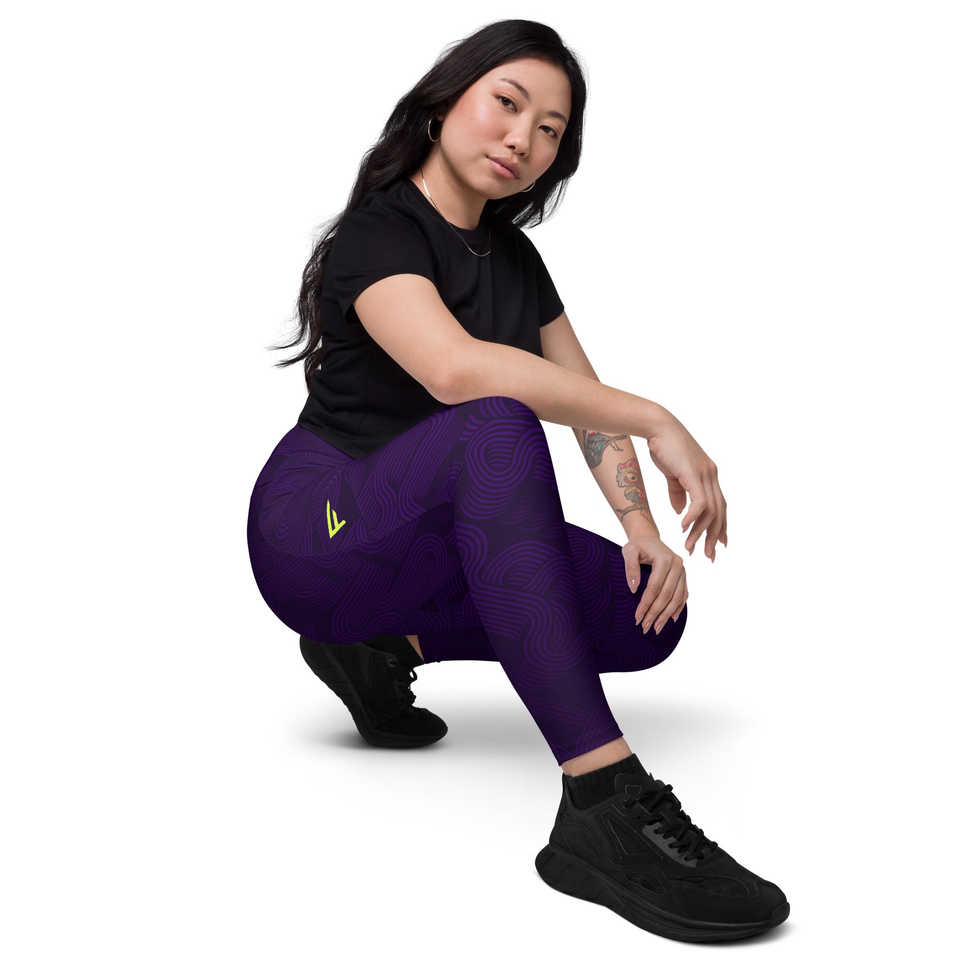 Midnight Sculpt Pocket Leggings – Crossover Edition worn by a woman kneeling in stylish activewear.